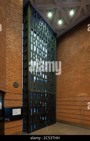 Schräge Ansicht von Metalltoren. The British Library, London, Vereinigtes Königreich. Architekt: Colin St John Wilson, 1998. Stockfoto