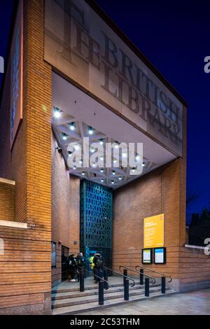 Schräge Ansicht von Metalltoren. The British Library, London, Vereinigtes Königreich. Architekt: Colin St John Wilson, 1998. Stockfoto