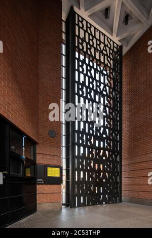 Schräge Ansicht von Metalltoren. The British Library, London, Vereinigtes Königreich. Architekt: Colin St John Wilson, 1998. Stockfoto