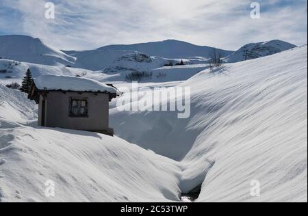 Hütte auf dem Fideriser Heubergen, Skigebiet im Kanton Graubünden, Schweiz Stockfoto