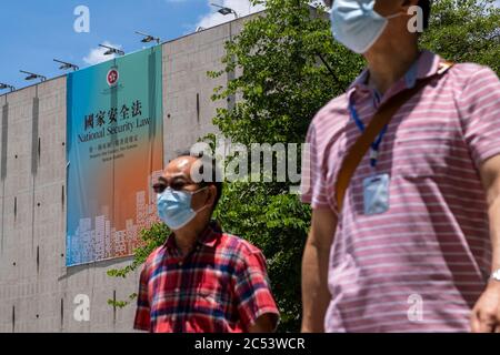 Hongkong, Hongkong. Juni 2020. Fußgänger kommen an einer von der Regierung gesponserten Werbung vorbei, die das neue nationale Sicherheitsgesetz in Hongkong propagierte. Kredit: Chan Long Hei/SOPA Images/ZUMA Wire/Alamy Live Nachrichten Stockfoto