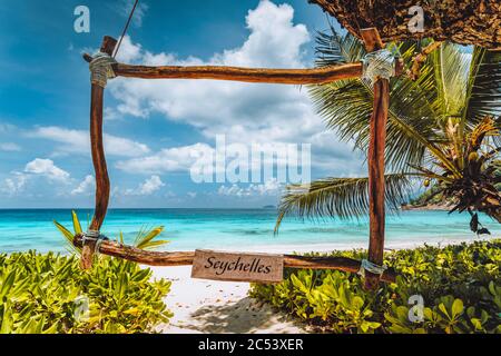 Tropische Szene aus Bambus Rahmen am weißen Sandstrand, türkisfarbene Ozean Lagune. Urlaub im Paradies. mahe Island, Seychellen. Stockfoto