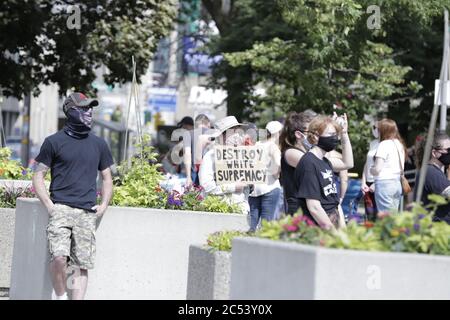 Ein Protestor hält ein Plakat hoch, das sagt, die Weiße Suprematie zerstören Stockfoto
