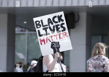 Ein Protestor hält ein Plakat hoch, das sagt, dass Black Lives Matter Anti-Rassismus und Black Lives Matter Bewegung unterstützen soll Stockfoto