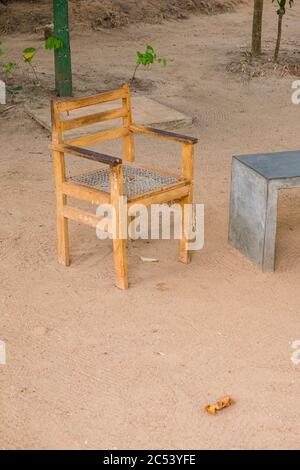 Freier Holzstuhl am Sigiriya-Felsen auf dem sandigen Boden, Sri Lanka Stockfoto