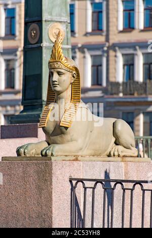 Sankt Petersburg, Russland – 13. Juni 2020: Die Sphinx-Skulptur auf der ägyptischen Brücke über den Fluss Fontanka. Die Brücke ist ein Denkmal der Geschichte Stockfoto