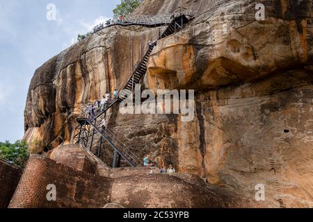 Steile Treppe zum Sigiriya Felsen, Sri Lanka zu klettern Stockfoto