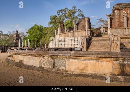 Ruine, Mauerwerk und Statuen in Sri Lankas alter Hauptstadt Polonnaruwa Stockfoto