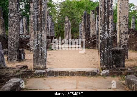 Säulen und Hindu-Statue in Sri Lankas alter Hauptstadt Polonnaruwa Stockfoto