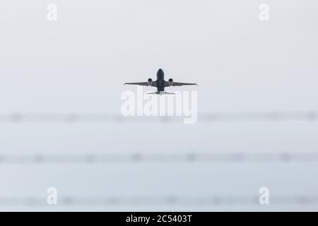 Seattle, Washington DC, USA. 30th June 2020. A Boeing 737 MAX 7 takes off at Boeing Field for a critical test flight in Seattle on Tuesday, June 30, 2020. The flight, the second of three scheduled with an FAA pilot on board, is key to certification of the plane since its worldwide grounding in 2019 after two deadly crashes. Credit: Paul Christian Gordon/Alamy Live News Stockfoto