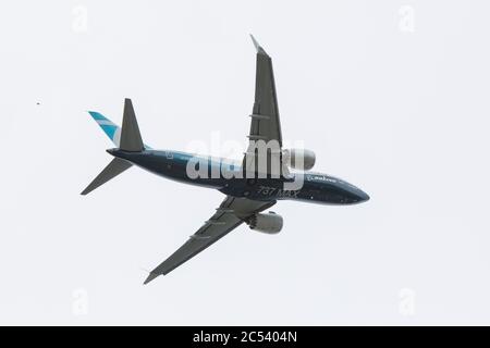 Seattle, Washington DC, USA. 30th June 2020. A Boeing 737 MAX 7 takes off at Boeing Field for a critical test flight in Seattle on Tuesday, June 30, 2020. The flight, the second of three scheduled with an FAA pilot on board, is key to certification of the plane since its worldwide grounding in 2019 after two deadly crashes. Credit: Paul Christian Gordon/Alamy Live News Stockfoto