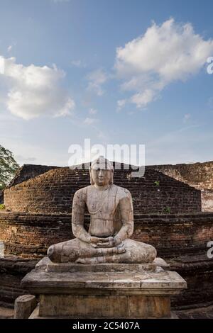 Buddha-Statuen in verfallenen Ruine der alten Hauptstadt Sri Lankas, Polonnaruwa Stockfoto