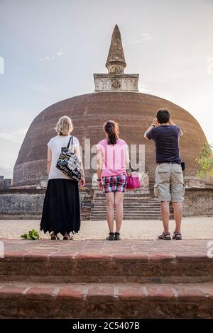 Tourismus, Familie bewundert die Kuppel von Dagoba Kiri Vihara in Sri Lanka alte Hauptstadt, Polonnaruwa Stockfoto