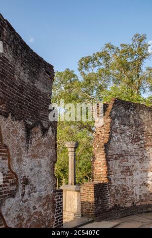 Verfallene Mauerwerk einer Ruine in Sri Lankas alter Hauptstadt Polonnaruwa Stockfoto