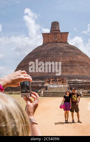 Touristen fotografieren vor einer Kuppel der ersten Hauptstadt Sri Lankas, Stockfoto