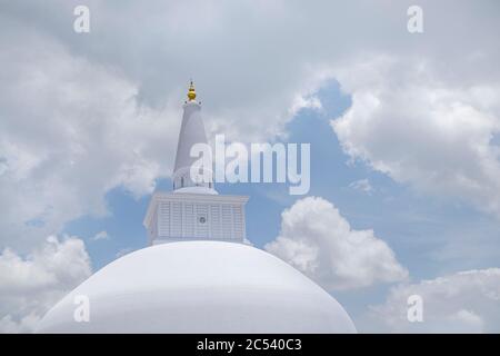 Weiße Dagoba, Kuppeldach eines Tempels in Sri Lanka Stockfoto