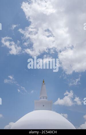 Weiße Dagoba, Kuppeldach eines Tempels in Sri Lanka Stockfoto