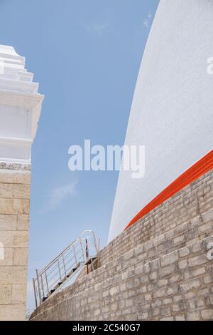 Treppe zum weißen Dagoba, Kuppeldach eines Tempels in Sri Lanka Stockfoto