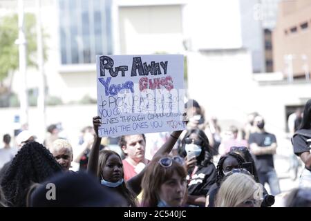 Eine junge Frau in der Menge gesehen, die ein Plakat auf Black Lives Matter Protest in der Hamilton City Hall Stockfoto