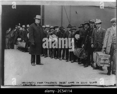 Immigranten aus ‘Prinzessin Irene‘ auf Ellis Island Stockfoto