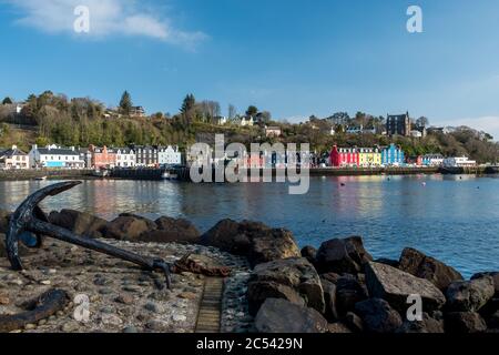 Alter Anker mit Blick auf Tobermory Stadt im Hintergrund Stockfoto