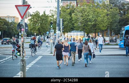 Straßenkreuzung, Fußgänger, Radfahrer, Autos, beschäftigt, München, Leonrodplatz Stockfoto