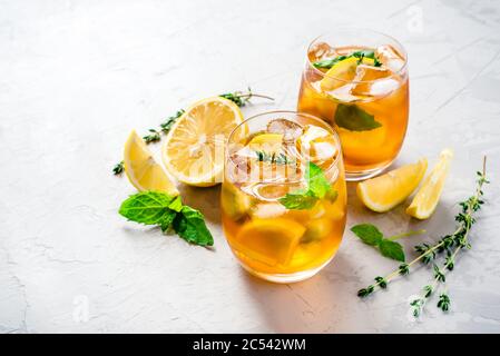 Eistee mit Eis, Minze und Zitrone. Stockfoto