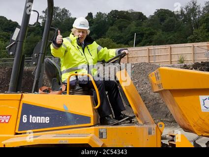 (200630) -- DUDLEY (GROSSBRITANNIEN), 30. Juni 2020 (Xinhua) -- der britische Premierminister Boris Johnson besucht am 30. Juni 2020 eine Baustelle in Dudley, Großbritannien. Boris Johnson kündigte am Dienstag einen 5-Milliarden-Pfund-Plan (etwa 6.2 Milliarden-Dollar) an, um die wirtschaftliche Erholung im Gefolge der Coronavirus-Krise zu schürfen. (Andrew Parsons/No 10 Downing Street/Handout via Xinhua) Quelle: Xinhua/Alamy Live News Stockfoto