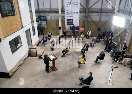 (200630) -- DUDLEY (GROSSBRITANNIEN), 30. Juni 2020 (Xinhua) -- der britische Premierminister Boris Johnson (1. L, Front) hält am 30. Juni 2020 eine Rede am Dudley College of Technology in Dudley, Großbritannien. Boris Johnson kündigte am Dienstag einen 5-Milliarden-Pfund-Plan (etwa 6.2 Milliarden-Dollar) an, um die wirtschaftliche Erholung im Gefolge der Coronavirus-Krise zu schürfen. (Andrew Parsons/No 10 Downing Street/Handout via Xinhua) Quelle: Xinhua/Alamy Live News Stockfoto