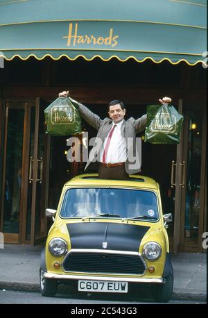 Rowan Atkinson filmt Mr Bean in Harrods mit Mel Smith 1996 Stockfoto