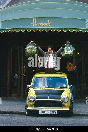 Rowan Atkinson filmt Mr Bean in Harrods mit Mel Smith 1996 Stockfoto