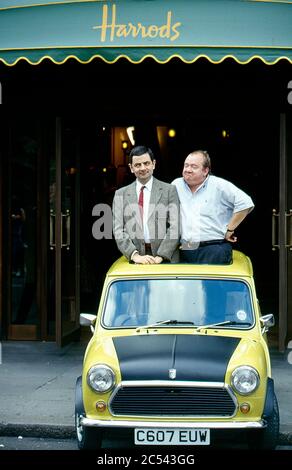 Rowan Atkinson filmt Mr Bean in Harrods mit Mel Smith 1996 Stockfoto