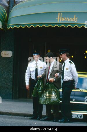 Rowan Atkinson filmt Mr Bean in Harrods mit Mel Smith 1996 Stockfoto