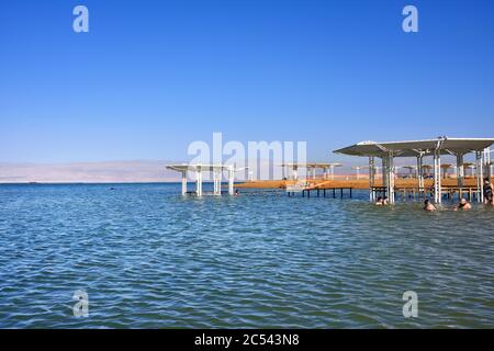 ISRAEL, TOTES MEER - APR 3, 2015: Touristen erholen sich im Crowne Plaza Resort - einem von vielen Resorts von Israels Part of Dead. Stockfoto