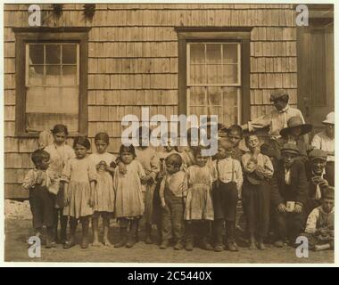 In der Gruppe sind 2 vierjährige Jungen, 1 fünfjähriger Junge, 1 sechsjähriger Junge, 1 zehnjähriger Junge, 1 elfjähriger Junge, 1 zwölfjähriger Junge, 2 fünfjährige Mädchen, 1 sechsjähriges Mädchen, Stockfoto