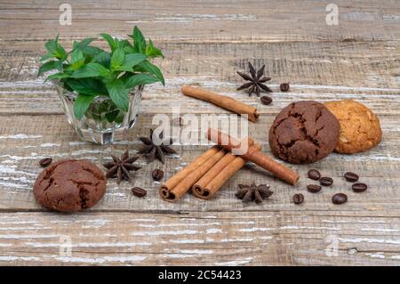 Duftende Gewürze und hausgemachte Kekse. Сlose Ansicht nach oben. Stockfoto