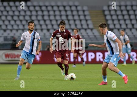 30. Juni 2020; Olympisches Grande Torino Stadion, Turin, Piemont, Italien; Serie A Fußball, Turin gegen Lazio; Verdi von Turin tritt gegen Patric von Lazio vor Stockfoto