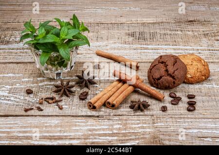 Duftende Gewürze und hausgemachte Kekse auf einem Holzhintergrund. Stockfoto