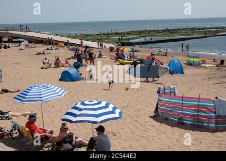 Sonnenanbeter am Exmouth Beachl, Exmouth Devon Stockfoto