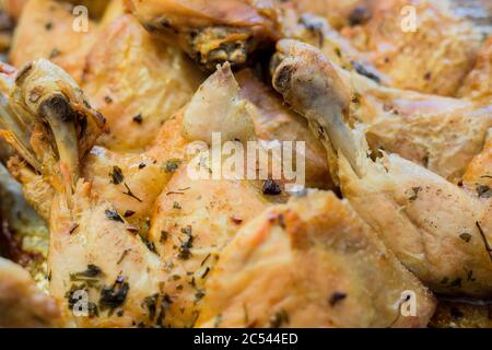 Nahaufnahme des gewürzten gegrillten Hähnchens Stockfoto