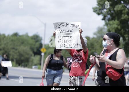 Menschen halten Plakate entlang der Straßen, um Anti-Rassismus und Black Lives Matter zu unterstützen Stockfoto