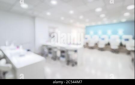 Nagel Salon Interieur als kreative abstrakte Weichzeichnen Hintergrund. Panoramablick auf einen modernen Maniküre-Salon. In einem Beauty-Studio mit weiß-blauem Design Stockfoto