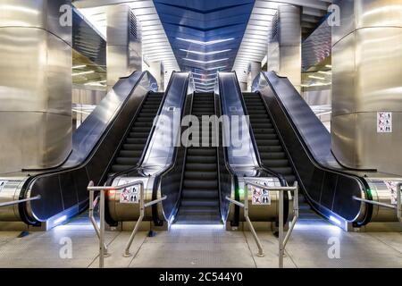 MOSKAU - 10. AUGUST 2016: Rolltreppe in der U-Bahn, U-Bahn-Station Delovoy Tsentr. Dies ist ein moderner Bahnhof, er wurde 2014 erbaut. Stockfoto