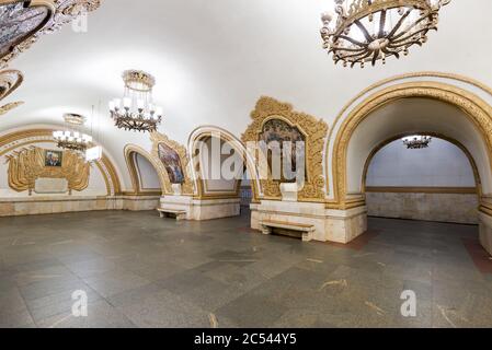 MOSKAU - 4. MAI 2013: Die U-Bahn-Station Kiewskaja in der Nacht in Moskau, Russland. U-Bahn-Station Kiewskaja ist ein schönes Denkmal der sowjetischen e Stockfoto
