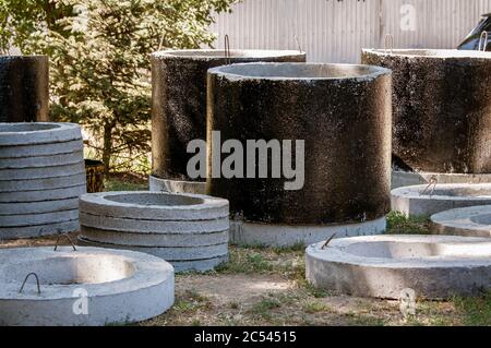 Große Betonringe. Reparieren von Stadtkommunikation. Stockfoto