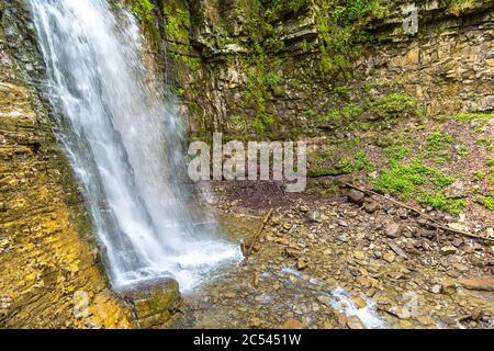 Wasserfall in Karpaten Berg in einem schönen Sommertag, Ukraine Stockfoto