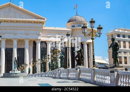 Museum für Archäologie und Brücke in Skopje an einem schönen Sommertag, Republik Mazedonien Stockfoto