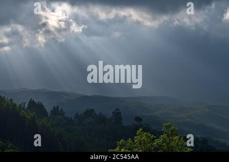 Sonnenstrahlen über den Bergtälern von Monchique an der Algarve, Portugal Stockfoto