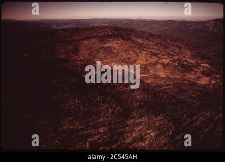 In-august-1973-a-Major-Wald-Feuer-fegte-through-17470-Acres-of-the-Western-Hänge-of-the-sierra-Mountain-Range-near-sonora--Burn-Area-Granit-Feuer-aus-der-Luft-september-1973 7153181571 o.. Stockfoto