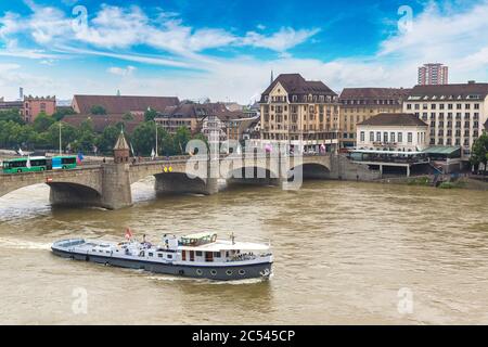 Münster und Rhein in Basel an einem schönen Sommertag, Schweiz Stockfoto